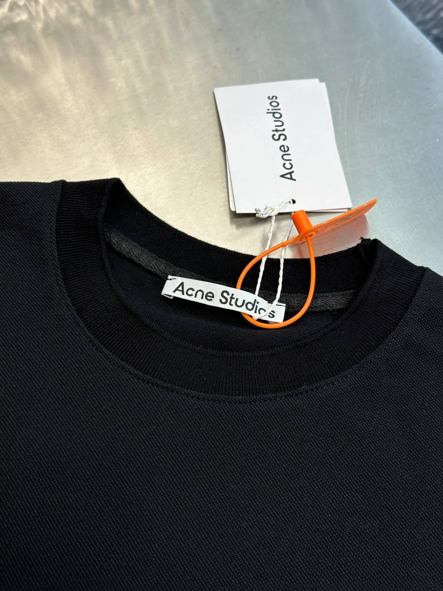 Ac Studios embroidered logo long sleeves are made of custom matte luxury piqué cotton, with the iconic embroidered logo engraved on the chest, and the same logo on the hem subtly echoes. The minimalist silhouette hides high-end recognition. Using imported machine embroidery technology, advanced computer control systems and precision mechanical components are used to achieve the Ac Studios logo work. size：s m l xl